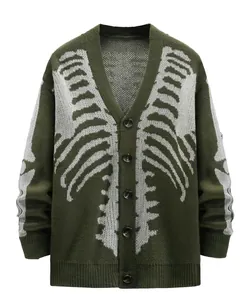 Vue détaillée d'un cardigan tricoté vert foncé avec motif jacquard squelette blanc