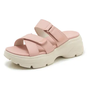 Stylische pinkfarbene Plateau-Sandalen für Damen mit Klettverschluss und klobiger Sohle
