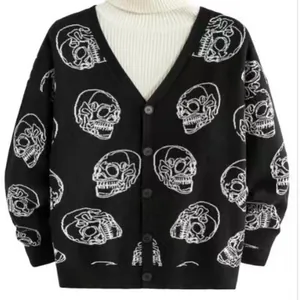 Gros plan d'un gilet en jacquard noir avec des motifs de têtes de mort blancs pour Halloween