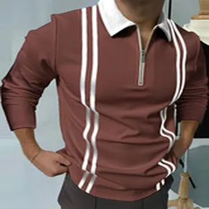 Detailansicht eines Herren-Poloshirts in Kastanienbraun mit Streifen und Reißverschluss