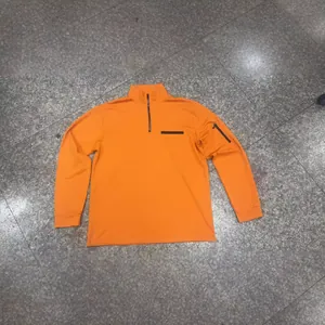 Orangefarbenes Herren Polohemd mit Viertelreißverschluss und Ärmeltasche
