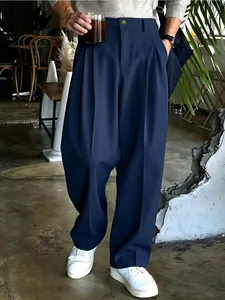 Vista dettagliata di pantaloni eleganti blu navy a gamba larga da uomo indossati in un cafe