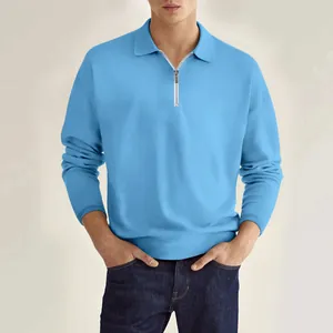 Vista frontal de un polo de manga larga para hombre en azul cielo con cuello con cremallera