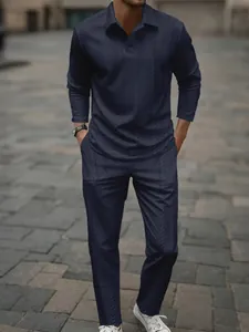 Detaillierte Ansicht des marineblauen strukturierten Herren-Polo-Sets