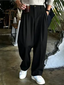 Pantaloni eleganti neri uomo a gamba larga con pieghe in un moderno ambiente cafè