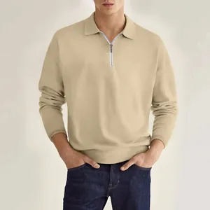 Detalle de polo beige de manga larga para hombre con un elegante cierre de cremallera