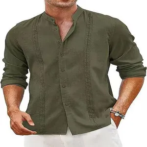 Detailweergave van olijfgroen heren linnen shirt met opstaande kraag en getextureerde naden.