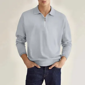 Polo de manga larga gris claro para hombre con cuello de cremallera, vista de detalle.