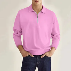 Detalle de un elegante polo de manga larga rosa para hombre con moderno diseño de cremallera.