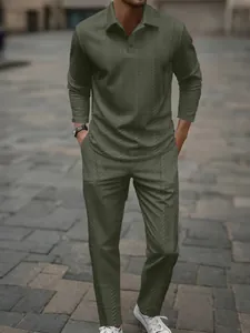 Detailansicht des strukturierten olivgrünen Langarm-Poloshirts und der passenden Hose für Herren.
