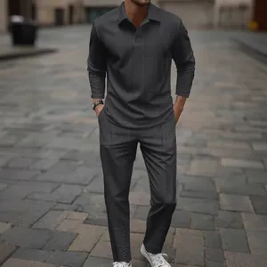 Detailansicht des strukturierten Stoffes am grauen langärmeligen Polo-Shirt- und Hosenset.