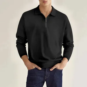 Vista frontal de un polo de hombre negro de manga larga con un elegante detalle de cremallera plata.