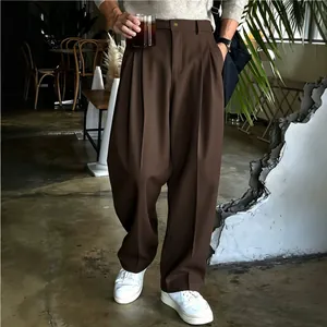 Pantaloni da abito marroni a gamba larga da uomo con vestibilità dritta e pieghe eleganti