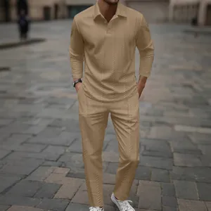 Lässiges Herren-Set mit khakifarbenem Langarm-Poloshirt und strukturierter Hose