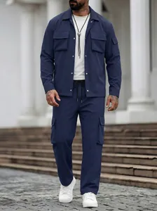Volledig aanzicht van blauw heren cargo jack en broek set met meerdere zakken