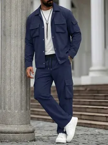 Heren marineblauw cargo-jack en broekset gedragen door een model in een buitenomgeving.
