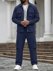 Gedetailleerd overzicht van een donkerblauw cargo werkset voor heren met zakken.