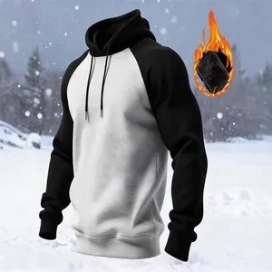Vista detallada de la sudadera con capucha raglan para hombre con forro polar cálido