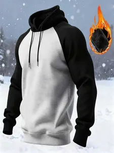 Detalle de sudadera raglán para hombre con mangas en contraste y forro polar térmico