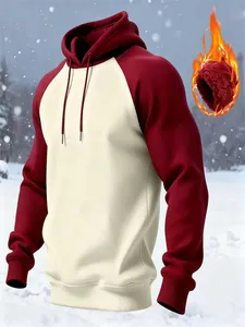 Primer plano de sudadera con capucha raglan forrada de felpa en granate y crema