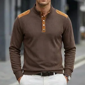 Dettaglio di polo a maniche lunghe da uomo marrone in maglia waffle con toppe