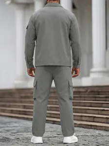 Achteraanzicht van grijze heren cargo set met jas en broek voor casual gebruik