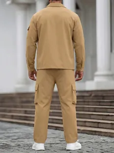 Achteraanzicht van een kaki werkkledingset voor heren met jas en een cargobroek.