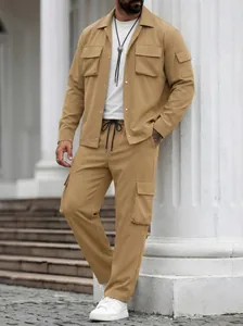 Gedetailleerd overzicht van kaki heren cargo set met multi-pocket jas en broek op model