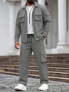 Detail van een grijs heren werkkleding set met jas en broek met meerdere zakken