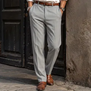 Detail von grauer Business-Hose für Herren, gerader Schnitt mit Ledergürtel.