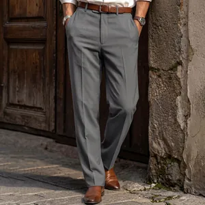 Detailansicht der grauen Herrenhose mit geradem Bein und einem braunen Ledergürtel