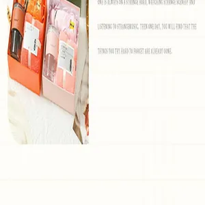 Vue détaillée du coffret cadeau pratique avec thermos, serviette et parapluie rose