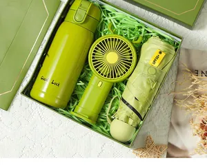 Coffret cadeau vert avec bouteille isotherme, mini ventilateur et parapluie de voyage