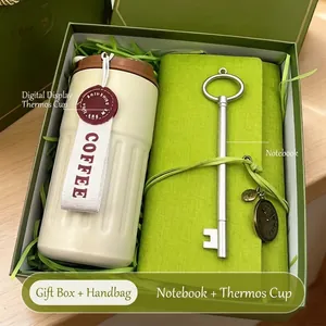 Élégant coffret cadeau d'affaires avec thermos numérique et carnet vert de luxe