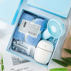 Coffret cadeau bleu pratique avec serviette, ventilateur, humidificateur et support