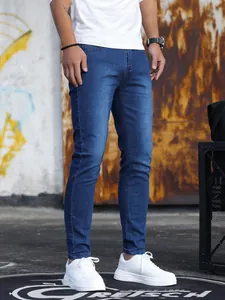 Vista dettagliata di jeans denim elasticizzati da uomo con vestibilità slim blu scuro