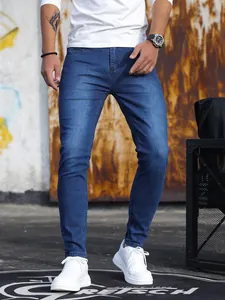 Dettaglio dei jeans in denim elasticizzato blu da uomo con lavaggio vintage