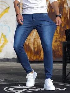 Dettaglio che mostra l'elevata elasticità dei jeans slim da uomo in denim blu elasticizzato.