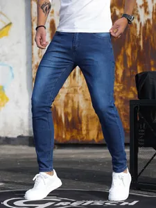 Dettaglio di un paio di jeans skinny elasticizzati da uomo in lavaggio blu medio classico