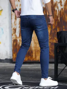 Vista posteriore di jeans skinny elasticizzati blu da uomo con vestibilità aderente