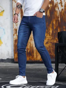 Vista laterale che mostra il taglio aderente e l'elasticità del jeans da uomo.