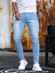 Vista dettagliata dei jeans skinny elasticizzati celeste da uomo per una vestibilità moderna