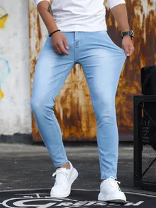 Dettaglio di jeans stretch azzurri da uomo aderenti che mostrano l'elevata elasticità.