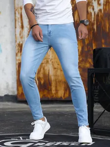 Vista dettagliata di jeans skinny elasticizzati da uomo blu chiaro in stile urbano chic