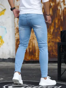 Vista posteriore di jeans skinny elasticizzati celeste da uomo in stile urbano