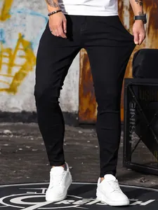 Dettaglio ravvicinato di jeans skinny neri elasticizzati da uomo che mostrano elasticità