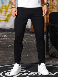 Inquadratura di dettaglio dei jeans skinny neri elasticizzati da uomo in stile industriale.