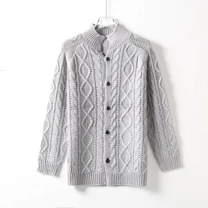 Dettaglio del cardigan grigio da uomo con trama a trecce e collo alto elegante.