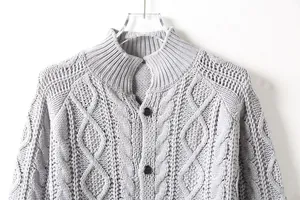Primo piano dettagliato di un cardigan da uomo grigio chiaro con maglia a trecce e collo alto