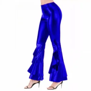 Vue latérale du pantalon évasé bleu métallisé avec volants superposés